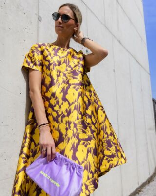 Make a statement with colorful prints 💛💜

Das Mini-Kleid von @odeeh_official ist ein richtiger Eye-Catcher und ideal für einen starken Frühlingslook!

#reyer #reyerlooks #reyermoments #springfashion #springsummer #dressoftheday #dresstoimpress #happycolor