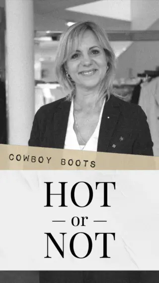 Cowboy Boots im Sommer - modisches Statement oder Styling-Fauxpas? 🤠☀️

Unsere Mitarbeiter:innen diskutieren: Zwischen Festival-Feeling und City-Look - der Western-Style ist zurück. 🌵

Wie stehen Sie dazu: Cooler Hingucker oder einfach too much bei 30 Grad? 👀Jetzt in unserer Story abstimmen!

#reyerlooks #stylecheck #hotornot #cowboyboots #summerstyle #reels #reelsi̇nstagram #trendingreels