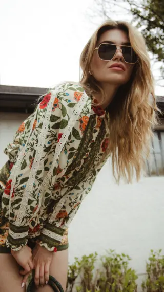 🌸 Outfit-Check mit Eyecatcher-Garantie 🌸

Unser neuestes Lieblingsstück: der farbenfrohe Zweiteiler von @farmrio ! Die brasilianische Brand steht für pure Lebensfreude, lebendige Muster und nachhaltige Materialien - perfekt für alle, die Mode als Statement tragen.

Lassen Sie sich von floralen Prints & leuchtenden Farben verzaubern und entdecken Sie das Outfit jetzt im Reyer Store & Onlineshop. ✨

👉🏼 Welches Piece von Farm Rio dürfte in Ihrer Sommergarderobe nicht fehlen? Verraten Sie es uns in den Kommentaren!

#reyerlooks #farmrio #farmriobrasil #outfitcheck #styleinspo #summervibes #summerstyle #summerfashion #colorfulfashion #newin #boldandbeautiful #floralvibes #ootdfashion #reels #reelsi̇nstagram #trendingreels #fashionreel