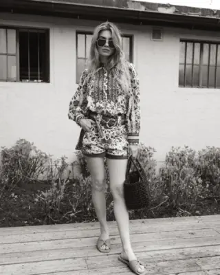 My head is a jungle 🌿🌺

Get the look: 👇🏼
Bluse & Shorts: @farmrio 
Leder-Slipper: @paopianozero 
Bast-Shopper: @niu_fashion 

Im Store & Onlineshop für Sie verfügbar! ✨

#reyerlooks #farmrio #farmriobrasil #lookdujour #printandpattern #myheadisajungle #summerfashion #summerstyle #