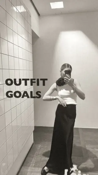 Black & White, aber alles andere als basic. 👀
Key Piece: Die Rose von @marjanavonberlepsch - tragbar um den Hals, als Gürtel oder Statement fürs
Handgelenk.

Midi Skirt + Pariser Vibe = effortless done right. ❤️‍🔥

#reyerlooks #grwm #parisianchic #blackandwhiteedit #effortlesschic #reels #reelsi̇nstagram #trendingreels #fashionreel #fashioninspo #fashioninsta #summerfashion #summerstyle #summerlook