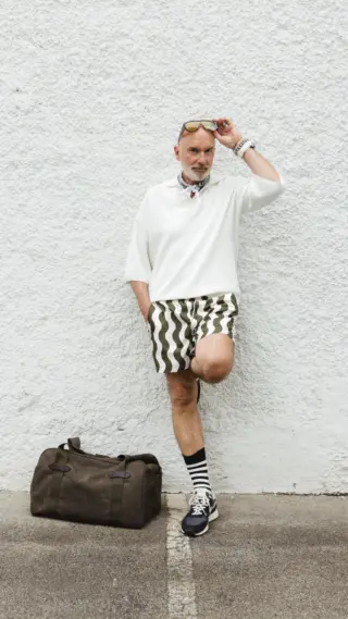 Schlechtes Wetter? Gute Looks! 🌧️🩳 Wir lassen uns von grauen Wolken nicht die Laune verderben - mit Shorts setzen wir ein Statement. Stil kennt kein schlechtes Wetter. Denn wenn der Sommer auf sich warten lässt, liefern wir schon mal den Look. 👀✨

Wie stylen Sie kurze Hosen am Liebsten? Lassen Sie es uns in den Kommentaren wissen! 💬

#reyerlooks #shorts #männerstyle #männermode #fashionstatement #mensstyleguide #mensstylefashion #shortsseason #ootd #streetstyle #styleinspo #reels #reelsi̇nstagram #trendingreels #fashionreels #ichkauflokal