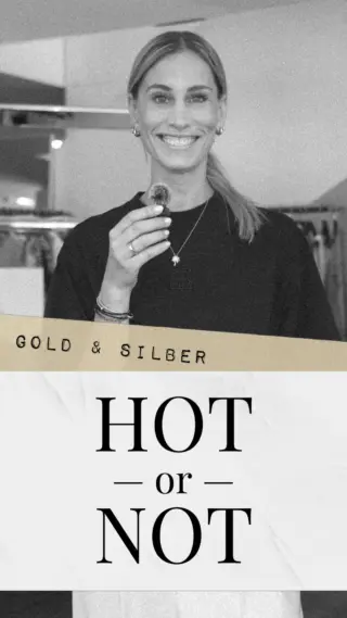 Gold und Silber - früher ein No-Go, heute ein Statement? ✨🏅💍

Unsere Mitarbeiter:innen feiern den Mix: Elegant, modern und alles andere als Regelbruch. Wie sehen Sie das: Stilvolle Kombination oder zu viel Gegensätzlichkeit auf einmal?

Stimmen Sie jetzt in unserer Story ab! 😄👀

#reyerlooks #hotornot #stylecheck #goldundsilber #goldandsilver #jewelrymix #trendcheck #reels #reelsi̇nstagram #trendingreels #fashionreels #fashioninsta