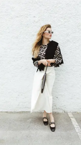 Eleganz trifft Leichtigkeit: Rock & Bluse von @niu_fashion - zeitlos mit modernen Twist. ✨

Dazu Ballerinas von @aeyde - super im Trend, ultra bequem, minimalistisch - absolut in Point. 

Welches Detail macht für Sie ein Outfit effortlessly chic? 👀 Lassen Sie uns in den Kommentaren darüber sprechen. 💬

#reyerlooks #effortlesschic #mondaystyle #outfitcheck #lessismore #styleinspo #fashioninspo #fashioninsta #summerfashion #fashion #reels #reelsi̇nstagram #trendingreels #fashionreels