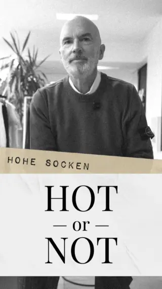Hohe Socken zu Sneakers - kaum ein Thema spaltet die Meinungen so sehr.

Unsere Mitarbeiter:innen sind sich aber einig: Für sie ist der Look ganz klar HOT! Streetstyle, Retro-Vibes und ein Statement, das man nicht übersieht. 👟❤️‍🔥

Wie sehen Sie das: Stilvoller Hingucker oder modisches No-Go?Jetzt in unserer Story abstimmen!

#reyerlooks #hotornot #sneakers #sneakersocks #highsocks #reels #reelsi̇nstagram #trending #trendingreels