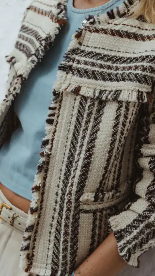 ✨ Die neuesten @isabelmarant Arrivals! ✨

Birgit präsentiert Ihnen das Highlight: eine Bouclé-Jacke in Creme mit gewebten Streifen in Braun, Beige & Blau - kastig geschnitten, mit Fransen-Details & Häkchenleiste. Ein Statement Piece, das jedem Look das gewisse Etwas verleiht.

Ab sofort im Store & online erhältlich. Schreiben Sie uns gerne für Beratung & Reservierung. 🤍

#reyerlooks #isabelmarant #newin #statementpiece #modernstyle #ootd #fallwintercollection #fallwinter2025 #reels #reelsi̇nstagram #trendingreels #ichkauflokal #herbstmode #herbststyle