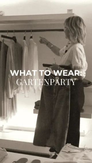 Gartenparty? 👀🏡 Für Ilka heißt das: entspannt, aber mit einem Hauch Raffinesse. Sie kombiniert Jeansrock, Rüschenbluse und Cardigan - luftig, feminin, perfekt für laue Abende zwischen Lichterketten und Aperol. 🧡

Und Sie? Was darf bei Ihrem Gartenparty-Look nicht fehlen? Verraten Sie’s uns in den Kommentaren. 💬

#reyerlooks #gartenparty #gardenparty #summeroutfits #summerstyles #whattowear #ootd #trending #trendingreels #ichkauflokal #casualchic