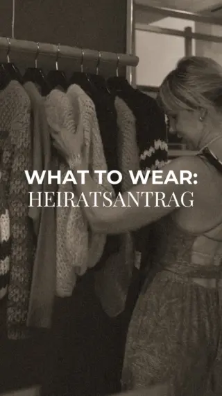 Was Ilka trägt, wenn heute der Antrag kommt? Ein Negligé - leicht, romantisch - plus Cardigan, um so zu tun, als wäre es ein ganz normaler Tag. Spoiler: ist es nicht. 👀💍

Ihr Geheimtipp-Outfit für große Momente? Erzählen Sie’s uns! 👇🏼💬

#reyerlooks #engagementlook #verlobung #whattowear #ootd #trending #trendingreels #ichkauflokal #negligee #lingerie #fallstyles