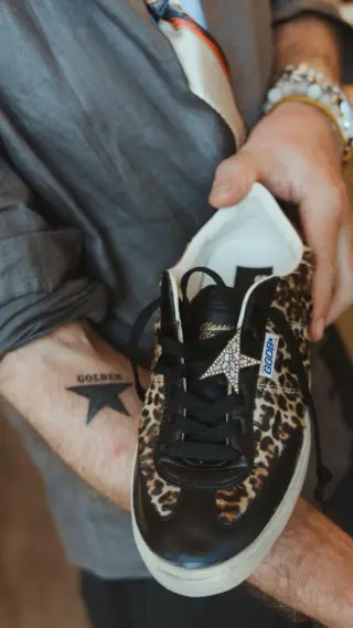 Die neue @goldengoose Schuh-Brosche ist da - kleines Detail, großer Wow-Effekt. 

Jetzt im Store & Onlineshop erhältlich. ❤️‍🔥

#reyerlooks #goldengoose #shoeclips #ichkauflokal #sneakeraccessories #sneakers #reels #reelsinstagram #trending #trendingreels #fallstyle #sneakerupgrade