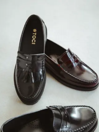 Loafer - der Slip-on-Klassiker für Damen, zeitlos, elegant und unglaublich vielseitig. Entdecken Sie die neuen Modelle von @playboyshoes in unserem Store in Hallein sowie in unserem Onlineshop. ✨

Schon in den 1930er Jahren eroberten Loafer - damals noch Unisex - die Modewelt: Inspiriert von norwegischen Aurland-Schuhen und amerikanischen „Weejuns“, entwickelte sich daraus der legendäre
Penny Loafer. In den 1950er/60er Jahren fanden Loafer auch für Frauen ihren Platz - mit femininen Details, Farben und Materialien. ❤️‍🔥

Heutzutage stehen Loafer gerade für Komfort und klassisches Design zugleich - die perfekte Kombination aus eleganter Formgebung und müheloser Alltagsstauglichkeit. ✨

#reyerlooks #loafers #timelessstyle #trueclassic #ichkauflokal #fallstyles #fallfashion #fallshoes #herbstmode #herbstschuhe