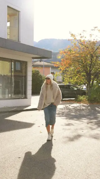 🍂 Jeansrock + Herbst = Ihr neuer Lieblingslook! ✨👢
Birgit zeigt Ihnen, wie der Klassiker jetzt richtig trendy gestylt wird! 👀 Schauen Sie bei unserem neuesten Posting vorbei - Birgits Look liefert Ihnen Herbst-Inspo! 🍁🤎
Casual, classy oder cool - der Jeansrock kann alles!
Welcher Style passt am besten zu Ihnen: Stiefel, Sneaker oder High Heels? 👢👟🖤
#reyerlooks