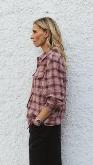 Ein Look, der Fashion-Herzen höher schlagen lässt - direkt von Birgit’s persönlicher Wish List! 💫
Ihr absoluter Favorit: ein kompletter Style von @isabelmarant kombiniert mit lässigen Sneakern von @goldengoose 👟
Die Jeans spielt die Hauptrolle und trifft auf ein kariertes Hemd und eine kurze Jeansjacke - ein Look mit Charakter, modern und absolut on point. 🖤✨
Was meinen Sie: Welches Piece dürfte auf Ihrer persönlichen Fashion-Wish-List auf keinen Fall fehlen? 👀💬