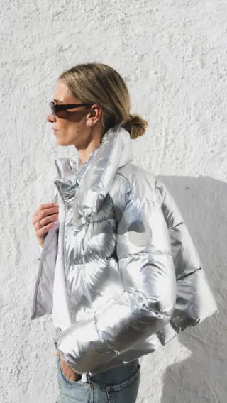 ✨ Ein echtes It-Piece für die kalten Tage - die silberne Steppjacke von @save_the_duck sorgt für Glanz,
Stil und Nachhaltigkeit in einem! ❄️💫 Mit ihrem edlen Metallic-Look wird sie schnell zum Lieblingsbegleiter für alle, die Mode lieben und gleichzeitig auf Verantwortung setzen. 🧥🌎
Die Brand Save The Duck steht für innovative, tierfreie Daunenalternativen und kombiniert nachhaltige
Materialien mit italienischem Design. 🇮🇹💚 Jede Jacke zeigt, dass bewusste Mode nicht auf Style verzichten muss - perfekt für Fashionistas mit Haltung. 👠✨
Jetzt exklusiv bei uns im Store in Hallein erhältlich & natürlich auch im Onlineshop! 🛍️💻
👉🏼Was halten Sie von nachhaltiger Mode mit Statement-Faktor - ist das für Sie die Zukunft der Fashion-Welt? 💭👇🏼
#reyerlooks