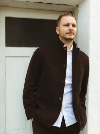 ✨ Stil trifft auf Charakter - ein Look, der den
Herbst perfekt einfängt! 🍂 Luki trägt ein edles
braunes Sakko mit Stehkragen von @doppiaaofficial -  einer italienischen Brand, die für feinste Handwerkskunst 🇮🇹 klare Linien und zeitlosen Stil steht. ✨

Die Cordhose von @dondupofficial ist das absolute Must-Have für den Herbst 🍁 - Cord feiert gerade sein großes Fashion-Comeback und sorgt für einen modernen, lässigen Twist. Kombiniert mit dem weißen Hemd von @geraldpahrfashion entsteht ein Look, der Eleganz und Trendbewusstsein vereint. 🤎

Erhältlich bei uns im Store in Hallein 🛍️ entdecken Sie jetzt Ihren neuen Lieblings-Look für die Saison!

👉🏼 Was halten Sie vom Comeback des Cord-Trends - Klassiker oder Fashion-Highlight? 👇🏼💬

#reyerlooks