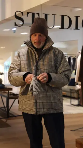 Ein Look, der sofort ins Auge sticht! 🤎 Hannes präsentiert das neue Fashion-Highlight von @gofranck_official - die karierte Puffer Jacket mit passender Tasche & Fäustlingen im gleichen Print. 🔥 Ein Must-Have für alle, die Style und Statement perfekt kombinieren wollen! 🧥👜🧤

Diese Pieces bringen Urban Vibes nach Hallein und setzen modische Akzente, die Sie garantiert nicht übersehen werden. 💥 Kommen Sie vorbei und entdecken Sie das Outfit live bei uns im Store - wir versprechen: Sie werden es lieben! 🤍

👉🏼 Wie würden Sie dieses Outfit stylen - eher casual oder elegant kombiniert? Lassen Sie es uns in den Kommentaren wissen! 👇🏼💬

#reyerlooks