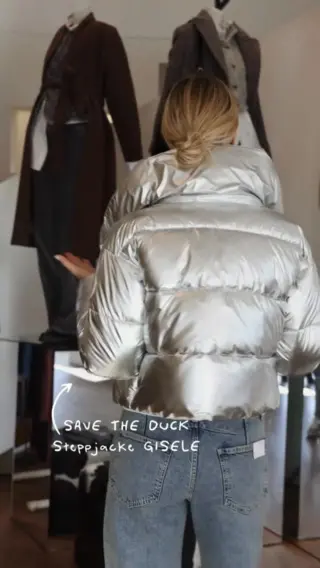 ✨ Ein echtes It-Piece für die kalten Tage - die silberne Steppjacke von @save_the_duck sorgt für Glanz,
Stil und Nachhaltigkeit in einem! ❄️💫 Mit ihrem edlen Metallic-Look wird sie schnell zum Lieblingsbegleiter für alle, die Mode lieben und gleichzeitig auf Verantwortung setzen. 🧥🌎

Die Brand Save The Duck steht für innovative, tierfreie Daunenalternativen und kombiniert nachhaltige
Materialien mit italienischem Design. 🇮🇹💚 Jede Jacke zeigt, dass bewusste Mode nicht auf Style verzichten muss - perfekt für Fashionistas mit Haltung. 👠✨

Jetzt exklusiv bei uns im Store in Hallein erhältlich & natürlich auch im Onlineshop! 🛍️💻

👉🏼Was halten Sie von nachhaltiger Mode mit Statement-Faktor - ist das für Sie die Zukunft der Fashion-Welt? 💭👇🏼

#reyerlooks
