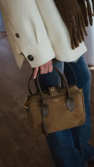 Mut zur Veränderung - und das mit Stil! ✨ Unsere Birgit zeigt, dass Mode am meisten Spaß macht, wenn man Neues ausprobiert! 💥👖 Sie trägt die neue @goldengoose Flared Jeans OPHELIA mit lässiger Eleganz - kombiniert mit Jacke, Pulli und Schal von @amiparis und einer passenden @goldengoose Tasche. 👜🍂

Bei uns im Store in Hallein erhältlich & natürlich auch im Onlineshop verfügbar. 🛍️✨

Was sagen Sie - Team Wide Leg oder Flared Jeans? 😍👇🏼Wir sind gespannt auf Ihre Meinung - teilen Sie Ihren Lieblingsstyle mit uns in den Kommentaren! 💬

#reyerlooks