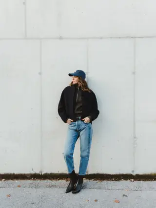 Urban Blue - Stück für Stück Ihr neuer Streetstyle! 🌆💙 Entdecken Sie, wie Jeans von @citizensofhumanity , der dicke Pulli von @copenhagenmuse und die kurze Wolljacke von @ottodame perfekt zusammenpassen. 👖🖤

Swipen Sie durch unser Karussell, um jedes Detail zu sehen - von den Ankle Boots mit Cowboy-Absatz von @paopianozero bis zur stylischen Cap von @aninebingofficial 🧢

Bei uns im Store in Hallein verfügbar & natürlich auch online - so einfach kann Fashion sein! 🛍️💻

Welches Teil würden Sie sofort in Ihren Kleiderschrank holen? 💬👀

#reyerlooks