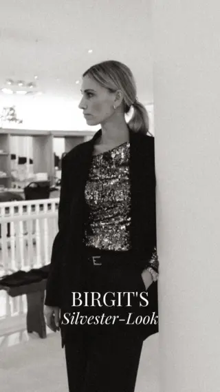 So fühlt sich ein Silvester-Look an, der nicht nur gut aussieht, sondern sich auch großartig anfühlt 🔥✨ Birgit zeigt ihr komplettes Outfit und ist begeistert von der Kombination aus Style und Komfort 💃✨

Besonders die Absatzschuhe von @paopianozero überzeugen mit unglaublicher Bequemlichkeit - perfekt zum Tanzen bis nach Mitternacht 👠💫

Ein Look, der Glamour, Eleganz und Bewegungsfreiheit vereint und den Jahreswechsel unvergesslich macht ✨🖤

Der gesamte Look ist im Store Hallein sowie im Onlineshop verfügbar 🛍️💻

Würden Sie an Silvester eher auf maximalen Glamour oder auf Komfort mit Stil setzen? 💬✨

Silvester Look, Fashion Must-haves, Bequeme Absatzschuhe, Festliche Mode, Onlineshop, Store
Hallein