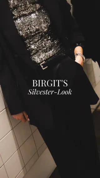 Dieses Silvester wird glamourös, modern und absolut stilvoll ✨🖤 Birgit stellt im Store ihre persönlichen Favoriten für den perfekten Jahreswechsel zusammen 💫

Eine fließende Satinhose von @bymalina , ein funkelndes Glitzertop von @copenhagenmuse mit asymmetrischer Schulter und ein oversized Blazer von @parosh_official sorgen für einen eleganten Fashion-Moment 🤍✨

Abgerundet wird der Look mit glitzernden Boots von @paopianozero - ein echtes Statement für Silvester 🪩

Alle Pieces sind bei uns im Store in Hallein und auch im Onlineshop erhältlich 💻🛍️

Welches Teil dürfte bei Ihrem Silvester-Look auf keinen Fall fehlen? 💬✨

#reyerlooks 

Silvester Outfit, Falhion Inspiration, Abendlook, Festliche Mode, Store Hallein, Onlineshop