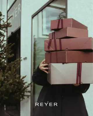 Last-Minute und trotzdem stilvoll: Mit einem REYER Gutschein schenken Sie zeitlose Fashion-Momente voller Freude und Eleganz 🎁✨

Ein Geschenk, das Flexibilität, Stilbewusstsein und echte Wertschätzung vereint - individuell im Wert und immer passend 💫

Gerade zur Weihnachtszeit sind hochwertige Fashion-Geschenke gefragt, die persönlich wirken und lange begeistern 🎄🤍 Der REYER Gutschein ist die perfekte Geschenkidee für alle, die Stil lieben und sich gern selbst etwas Besonderes aussuchen 🛍️

Was ist für Sie das perfekte Fashion-Geschenk zu Weihnachten - zeitlose Pieces oder lieber maximale Auswahl mit einem Gutschein? 💬🎁

#reyerlooks