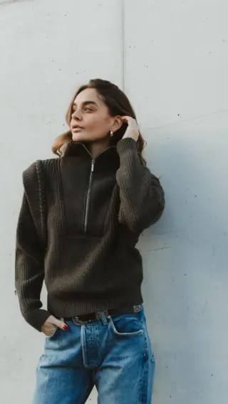 Urban Blue trifft auf Street-Ready Vibes! 🌆💙 Mit Jeans von @citizensofhumanity , einer kurzen Wolljacke von @ottodame und dem dicken Pulli von @copenhagenmuse sind sie perfekt für jeden City-Look gekleidet. 🖤👖

Abgerundet mit Ankle Boots mit Cowboy-Absatz von @paopianozero und der coolen Cap von @aninebingofficial - so wird jeder Streetstyle zum echten Hingucker! 👀💫

Bei uns im Store in Hallein verfügbar & natürlich auch in unserem Onlineshop. 🛍️✨

Welches Piece ist Ihr Favorit für den ultimativen Urban Blue Look? 💬👀

#reyerlooks