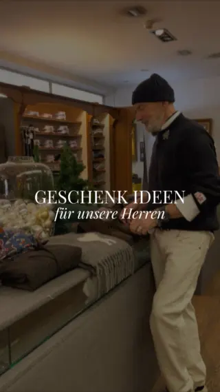 Noch auf der Suche nach dem perfekten Geschenk kurz vor Weihnachten? Kein Problem!  Hannes zeigt Ihnen seine persönlichen Favoriten für stilvolle Männer – praktisch, hochwertig und garantiert gut ankommend ✨

👉 Unbedingt bis zum Schluss dranbleiben – es wird wieder lustig… Unser Luki schon wieder 😂 Es lohnt sich!

Alle gezeigten Teile sind selbstverständlich bei uns im Store erhältlich 🛍️ Und falls Sie ganz flexibel bleiben möchten: Gutscheine stellen wir natürlich gerne aus 🎫

Welches Geschenk würden Sie wählen? Oder sind Sie eher Team Gutschein? 👀👇 Schreiben Sie es uns in die Kommentare!

#reyerlooks