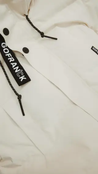 Hier kommen Winterjacken, die Stil und Wärme perfekt verbinden ❄️🧥 Luki zeigt Ihnen unsere aktuellen Herren-Winterjacken und worauf es diesen Winter wirklich ankommt 🔥👔

Am Ende präsentiert er seinen persönlichen Favoriten, der Funktionalität und Fashion-Fokus ideal vereint ⭐️🧣

Alle gezeigten Modelle sind bei uns im Store in Hallein verfügbar 💫 Ob klassisch, sportlich oder modern - entdecken Sie Winterjacken für Herren, die durch Qualität, Passform und zeitloses Design überzeugen ✨❄️ 

Welche Winterjacke passt am besten zu Ihrem Stil - eher elegant oder lässig, und warum? 🤔💬

#reyerlooks 

Herrenmode, Winterjacken, Fashion Herren, Winter Style, Jacken Trends, Hallein Shopping ✨