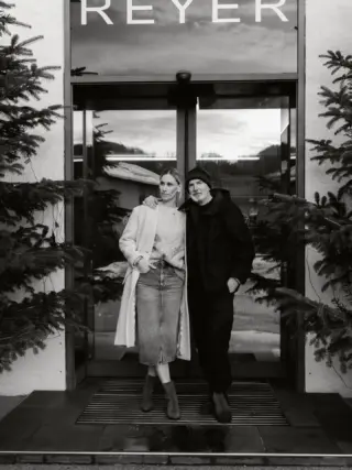 Die finalen Looks im Überblick - gestylt aus ausgewählten SALE-Pieces 🔥✨

Hannes im kompletten @stoneisland Look, kombiniert mit Schuhen von @doucals 🖤

Birgit in @isabelmarant mit @paopianozero Boots - modern, tragbar und zeitlos ✨

Alle Pieces sind exklusiv im Store erhältlich und nur noch in begrenzter Stückzahl verfügbar 🛍️ Better be quick - einige Pieces gibt es nur noch wenige Male 👀

👉🏼 Welcher Look überzeugt Sie mehr - Hannes oder Birgit? 💬🖤

#reyerlooks