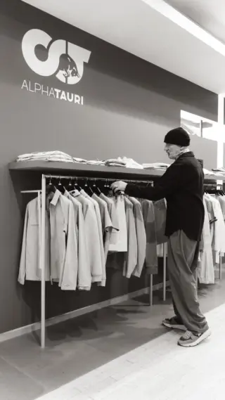 Hannes reißt der Geduldsfaden - eigentlich möchte er nur die neue @alphatauri Kollektion im Store dekorieren - doch dann kam Luki … 👀 Deswegen hat sich Hannes etwas ganz besonderes für ihn überlegt - bis zum Schluss dranbleiben - es lohnt sich! 😂🎬

Pssst... die neue Alphatauri-Kollektion ist ab sofort bei uns im Store in Hallein erhältlich! 🩵

👉🏼 Und jetzt sind wir neugierig: Welches Teil würden Sie sofort in Ihren Kleiderschrank hängen? 💬 Teilen Sie Ihre Meinung mit uns - wir lieben den Austausch mit Ihnen! 🩵

#reyerlooks