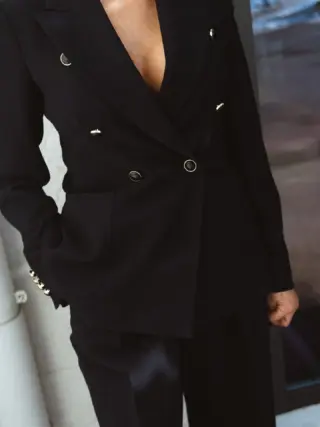 Starke Silhouetten treffen auf zeitlose Eleganz - der neue @maxmara Anzug setzt ein klares Fashion-Statement 🖤

Babsi zeigt, wie moderne Damenmode selbstbewusst, hochwertig und absolut stilvoll wirkt 💫 Ob Blazer oder Hose - dieses Ensemble steht für Premium Fashion, italienisches Design und zeitlose Eleganz in der aktuellen Damenmode 🇮🇹♥️

In unserem Store in Hallein sowie im Onlineshop erhältlich! Entdecken Sie den dunkelblauen Anzug von Max Mara für einen souveränen Look von Business bis After-Work 🛍️🌃

👉🏼 Wie würden Sie den Anzug kombinieren - klassisch mit Heels oder modern mit Sneakern? 💬

#reyerlooks