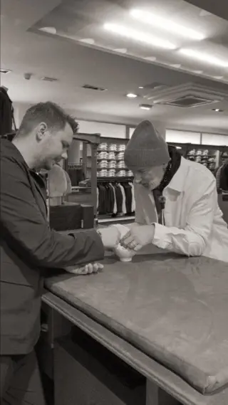 Luki & Hannes haben da was entdeckt… 👀 Marla’s Ideen für neue Videos. Natürlich mussten sie heimlich nachsehen 😌 Anfangs? Eher skeptisch. Aber dann haben sie ein passendes Thema gefunden: Signature Spring Look 🌸🔥

Und plötzlich wird gestylt, kombiniert & ausprobiert.
Wenn Marla schon nicht da ist, übernehmen die beiden eben selbst die Kamera 🎥✨ Aber Hand aufs Herz: Könnten wir in Zukunft wirklich auf Marla verzichten … oder wäre das viiiiel zu langweilig? 😏👇

Welches Styling überzeugt Sie mehr?
🤍 Luki im @alphatauri Anzug mit lässigen @autryglobal Sneakers
🖤 Hannes mit neuer @kiefermann Jacke, @dondupofficial Hose & Top plus @goldengoose Sneakers

Schreiben Sie uns Ihren Favoriten in die Kommentare - Team Luki oder Team Hannes? 👇🔥 Alle Pieces sind exklusiv im Store in Hallein erhältlich 🛍️✨

#reyerlooks