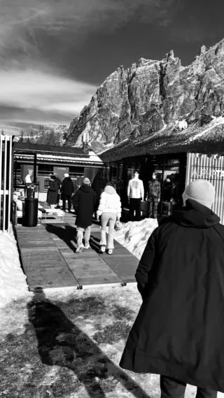 Luki beim Fernsehen erwischt - mitten in der Arbeit 😱Aber hey, bei den Olympischen Spielen drücken wir auch im Store kurz auf Pause, vor allem wenn @alphatauri die österreichischen Athleten ausstattet 🇦🇹⛰️🔥

Sport trifft Style, und genau das lieben wir bei REYER - viele Athleten waren und sind treue Kunden bei uns, worauf wir unglaublich stolz sind 🏆👟🖤

Und liebe Grüße nach Cortina an Herrn Reyer, der uns gerade live Impressionen schickt ⛷️📸

#reyerlooks #olympics