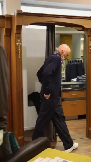 Hannes hat einen absoluten Notfall! 🚨 Heute muss er Marla (und Ihnen!) unbedingt sein Outfit zeigen - das darf man nicht verpassen! 👀

❣️Cardigan von @amiparis 
👖Hose von @kiefermann 
👟Sneakers @goldengoose 
🧣Halstuch von @fornariofficial 

Ein Look, der sofort ins Auge sticht!🖤 Exklusiv bei uns im Store in Hallein verfügbar ✨

👉🏼 Welches Piece würden Sie sich sofort in Ihren Kleiderschrank holen? 💬

#reyerlooks