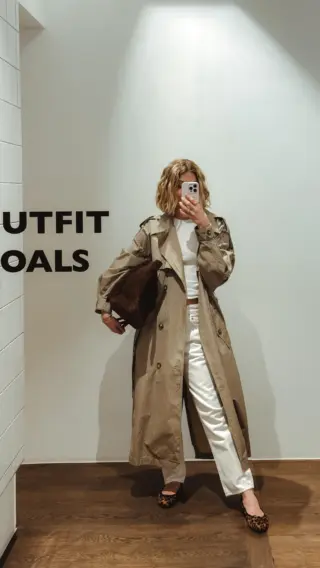 Welcome back im Outfit Overthinking Club 💞 Episode 2 ist da und bringt Frühlingsgefühle direkt in Ihren Kleiderschrank 🌷🤍

Passend zum Wetter draußen zeigt Ihnen Marla einen Look, der simpel wirkt - und trotzdem alles kann ✨
Eine weiße Jeans, klassische Ballerinas, eine Tasche - und der Trenchcoat als echtes Statement-Piece 🧥

Simple Looks auf die 1 - klar, modern und genau richtig für den Alltag zwischen Coffee-Date, Office und City-Run ☕️🌼

Weniger Overthinking, mehr Stilgefühl - so fühlt sich Frühling an 🌸

Natürlich ist alles bei uns im Store in Hallein erhältlich - kommen Sie vorbei & probieren Sie Ihren Frühlingslook direkt an 🛍️✨

👉🏼Sind Sie im Frühling eher Team klassischer Trench oder darf es bei Ihnen auch mal Farbe sein? 💬🌷

#reyerlooks 

Spring Look, Frühlings Outfit, White Jeans, Trenchcoat Style, Minimal Chic, Everyday Elegance, Capsule Wardrobe, Simple Fashion, Ballerinas Trend 💞