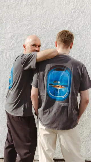 Sommer-Style, der auffällt und bleibt 😎🔥 Hannes nimmt die Sache in die Hand und zwingt Luki charmant zu seinem Glück - die neue @homiesmarbella Kollektion sitzt einfach zu gut ⛱️🌴

Leicht, lässig und perfekt für warme Tage - genau der Look, der Ihren Sommer auf das nächste Level hebt 🌞

Jetzt bei uns im Store in Hallein verfügbar 📍🛍️

👉🏼 Wer trägt es besser - Luki oder Hannes? 👀 Schreiben Sie uns Ihre Meinung in die Kommentare und lassen Sie uns diskutieren! 💬

#reyerlooks #homiesmarbella #sommerstyle #herrenmode #fashioninspo