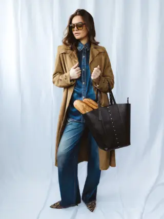 Denim trifft auf Statement-Pieces - ein Look, der sofort ins Auge fällt und pure Coolness ausstrahlt ⭐️

Dieser All-over @goldengoose Style kombiniert lässige Jeans-Optik mit einem edlen Leder-Trenchcoat und setzt damit ein starkes Fashion-Statement 👖🤎

Das Jeanshemd und die passende Hose sorgen für einen harmonischen Denim-Vibe, während Leo-Ballerinas und der Leder-Shopper dem Outfit eine aufregende, stilvolle Note verleihen 🐆🖤

Ob im Alltag oder als modischer Hingucker - dieser Look ist vielseitig, modern und absolut im Trend 🔥👜

Jetzt bei uns im Store in Hallein & auch online verfügbar 💻🛍️

👉🏼 Wie würden Sie diesen Look kombinieren - eher casual oder elegant gestylt? 💬✨

#reyerlooks #goldengoose #denimlook #fashioninspo