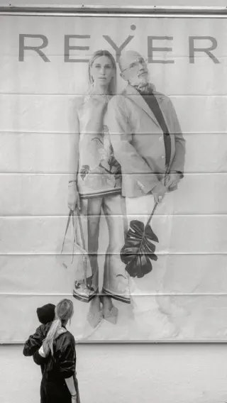 Es ist soweit - die Entscheidung ist gefallen und unser neues Hauswand-Plakat wird endlich enthüllt! 🖤🎉

Mit jeder Menge Einsatz haben Hannes & Luki das Gewinner-Motiv selbst angebracht - und für Unterhaltung ist dabei natürlich auch gesorgt! 😂

Miriam kommentiert das Ganze aus dem Off und kann kaum glauben, dass die beiden wirklich IMMER etwas zu sagen haben - typisch, oder? 🥴😅

Aber genau das macht unseren REYER-Spirit aus: echt, ungefiltert und immer mit einem Augenzwinkern! ✨💥

Das Gewinner-Motiv sehen Sie jetzt live bei uns am Store in Hallein - was sagen Sie dazu? 👀

Gefällt Ihnen die Wahl unserer Community oder hätten Sie sich anders entschieden? Schreiben Sie es uns in die Kommentare! 💬🥰

#reyerlooks