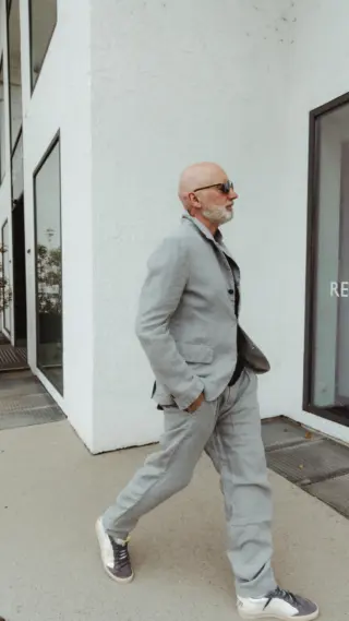 Hannes stellt Ihnen heute eines seiner absoluten Lieblingslabels vor: @hannesroether - und ja, der Name war natürlich sofort ein Match 😉

Die Brand steht für hochwertige Materialien, klare Schnitte und einen modernen, urbanen Look mit Persönlichkeit. Zeitlose Pieces, die sich mühelos kombinieren lassen und jedem Outfit das gewisse Etwas verleihen.

Entdecken Sie ausgewählte Highlights direkt bei uns im Store - alle Pieces sind exklusiv in Hallein erhältlich.

Welches Teil ist Ihr Favorit? 👇

#reyerlooks #herrenmode #menswear #hannesroether