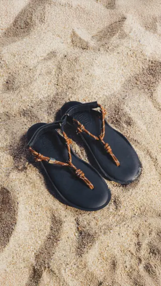 Ein Statement für Ihren Sommer beginnt genau hier - minimalistisch, italienisch und unverkennbar stilvoll ✨👡

Mit @flowze_italy entdecken Sie eine neue Dimension von Design, bei der hochwertige Handwerkskunst auf moderne Ästhetik trifft 🇮🇹🔥

Das markante Kordeldetail zieht sich wie ein roter Faden durch jedes Modell und verleiht jedem Look Charakter und Eleganz zugleich 🧵💫

100% Made in Italy, geschaffen für Bewegung, Leichtigkeit und stilbewusste Auftritte ✨

Jetzt bei uns im Store in Hallein & im Onlineshop erhältlich 🛍️

👉🏼 Welches Modell würden Sie am liebsten diesen Sommer tragen - eher klassisch oder doch ein Statement-Piece? 💬👀

#reyerlooks #flòwze #sommermode #sommerschuhe #summershoes