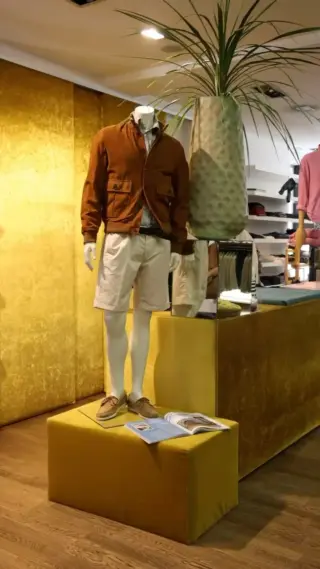 Moment mal... sehen wir hier doppelt? 👀
Hannes hat heute Konkurrenz bekommen - und zwar von unserer Schaufensterpuppe im Partnerlook 🤭

Matching Looks, coole Layers & ganz viel Fashion Humor - genau so lieben wir unsere Styles diese Saison 🤍

Jetzt brauchen wir Ihre Meinung 👇🏼
Wer trägt den Look besser - Hannes oder die Puppe? 🤭
Schreiben Sie es uns in die Kommentare 💬

#reyerlooks #partnerlook #ootd #fashionreels