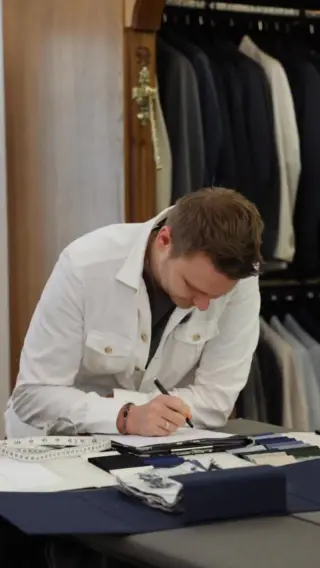 Ein Anzug verändert nicht nur Ihren Look - er verändert Ihre Wirkung. ✨

Luki zeigt Marla gerade, wie aus Stoff, Innenfutter und Knöpfen ein echtes Unikat entsteht - individuell, präzise und ganz auf Sie abgestimmt. 🧵

Ein Maßanzug ist mehr als Mode, er ist Ausdruck von Stil, Persönlichkeit und Anspruch - mit perfektem Sitz bis ins Detail. Vom ersten Termin bis zur finalen Abholung begleiten wir Sie Schritt für Schritt zu Ihrem persönlichen Statement-Piece. 🖤

Ab Juni 2026 erweitern wir unser Angebot und fertigen auch maßgeschneiderte Looks für Frauen - stilvoll, modern und individuell kombinierbar. 💫

Was ist Ihnen bei einem perfekten Anzug am wichtigsten - der Schnitt, der Stoff oder die Details?🤔

#reyerlooks #massanzug