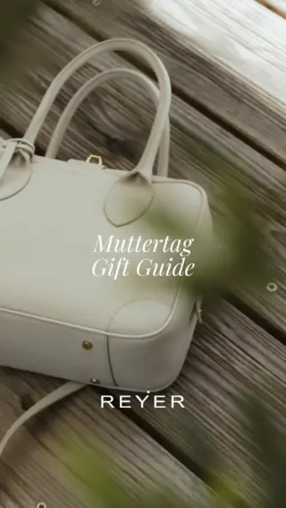 💐Muttertag steht vor der Tür - haben Sie schon das perfekte Geschenk? 💐

Keine Sorge, Hannes hat da etwas für Sie vorbereitet 😉 In unserem neuen Reel zeigt er Ihnen die schönsten Geschenkideen für jeden Mama-Typ ✨

🌸Von edlen Düften 
🧦 über stylische Socken
👜 bis hin zur exklusiven @goldengoose Tasche (sind wir ehrlich... ohne die geht’s einfach nicht 😍)

Bei uns finden Sie garantiert das passende Geschenk - egal ob klein & fein oder luxuriös & besonders 💝

✨ Und das Beste:
Wir beraten Sie gerne persönlich im Store und verpacken Ihr Geschenk liebevoll für Sie 🎁

👉🏼 Welche Überraschung würden Sie Ihrer Mama schenken?
👉🏼 Oder darf es vielleicht ein kleiner Tipp für Ihre Wunschliste sein? 😉

Schreiben Sie es uns in die Kommentare oder kommen Sie direkt vorbei - wir freuen uns auf Sie! 💫

#reyerlooks #muttertag #mothersday #giftguide #geschenkideen