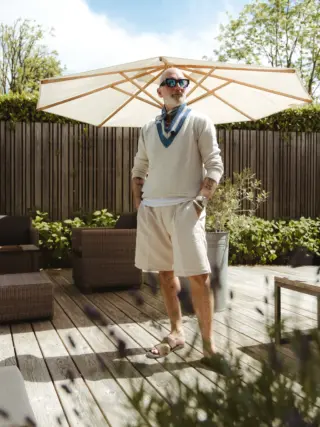 Dolce Vita beginnt mit dem richtigen Look 🌞🇮🇹 Hannes zeigt heute seinen italienisch inspirierten OOTD - entspannt, stilvoll und perfekt für den Sommer in der Stadt oder an der Küste. ✨

Mit dem V-Neck Pullover von @doppiaaofficial , coolen Shorts von @alphatauri und den neuen @theras_sandals Sandalen entsteht ein Look, der nach Italien-Feeling pur aussieht. 🍋🛵

Alle Pieces exklusiv bei uns im Store erhältlich.
Welches Teil ist Ihr Favorit? 👀

#reyerlooks #herrenmode #summerlook #sommermode #italianstyle