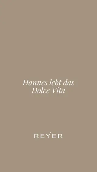 Dolce Vita? Hannes nimmt das scheinbar sehr ernst ... 🍋😎 Marla erwischt ihn jedenfalls ganz entspannt beim Sommer-Feeling zelebrieren - und ehrlich gesagt können wir es ihm nicht verübeln. ☀️

Mit den neuen Sandalen von @theras_sandals zieht sofort italienisches Urlaubsfeeling ein. Das Label steht für hochwertige Handwerkskunst, zeitloses Design und entspannte Eleganz mit mediterranem Flair. 🤍

Hannes hat den Sommer damit offiziell eröffnet.
Und Sie - ready für Dolce Vita? 👀

THERA’S exklusiv bei uns im Store erhältlich. ✨

#reyerlooks #dolcevita #sandalen #sommerstyle #herrenmode