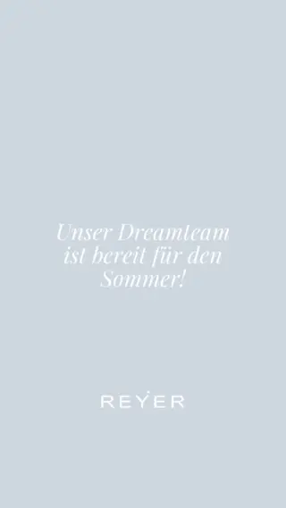 Der Sommer ruft - und Hannes liefert die passenden Looks dazu ☀️ Aus unserer Urban Abteilung präsentiert er heute eine seiner absoluten Lieblingsbrands: @oascompany . Die schwedische Brand steht für entspannte Summer Vibes, hochwertige Materialien, besondere Muster und genau den effortless Look, den man am liebsten den ganzen Sommer tragen möchte.

Aber ein Outfit allein? Nicht genug 😉 Für den perfekten Match-Moment holt sich Hannes noch weibliche Unterstützung: Birgit schlüpft in das passende Kleid - und wir finden: It’s a match! 🤍

Mit diesen Looks könnten die beiden direkt nach St. Tropez spazieren... oder was meinen Sie? ✨

Sie möchten den Link zu Birgits Look? Kommentieren Sie einfach „LINK" und wir schicken ihn Ihnen direkt per DM 💌

Und Hannes' Look? Den gibt's exklusiv bei uns im Store 🖤

Welcher Look ist Ihr Favorit - Hannes oder Birgit? 👇🏼

#reyerlooks #oas #summerstyle #summerfashion #summerlook