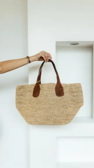 Sommer, Sonne, Strandtasche - die schönsten Begleiter für die Badesaison sind angekommen 🌞👜Birgit zeigt ihre aktuellen Favoriten für entspannte Tage am See, im Freibad oder am Meer 🌊

Ob raffiniert aus Bast, lässig aus Canvas oder als stylisches Statement-Piece - diese Badetaschen vereinen Funktion und Fashion auf perfekte Weise 🤍🌴

Welche Tasche würde Sie diesen Sommer überallhin begleiten? 💬☀️ Verraten Sie es uns in den Kommentaren und entdecken Sie die gesamte Auswahl bei uns im Store in Hallein 🛍️

#reyerlooks #Strandtasche #Sommermode #BeachStyle #FashionInspiration