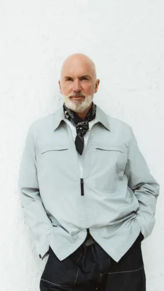 Dieses Overshirt ist der Beweis, dass die besten Sale-Funde oft die zeitlosesten sind. 🔥 Hannes‘ Lieblings-Piece aus der Herrenabteilung überzeugt mit technischem Material, modernem Doppelzip und einer vielseitigen Farbe, die sich mühelos kombinieren lässt. 🤍

Aktuell erhalten Sie dieses @alphatauri Overshirt bei uns im Store in Hallein mit -50 % Rabatt. 🛍️ Ein echtes Essential für stilvolle Sommer-Looks und die perfekte Ergänzung für jede Herrengarderobe. 👀

Würden Sie es eher sportlich oder elegant stylen? Schreiben Sie es uns in die Kommentare. 💬

#reyerlooks #Menswear #SaleFinds #AlphaTauri #Herrenmode