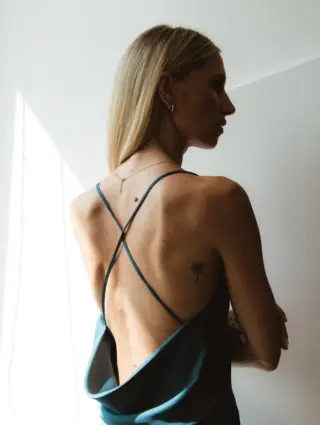 Ob Hochzeit, Festspiele oder andere besondere Anlässe - mit diesem @alphatauri Kleid setzen Sie ein stilvolles Statement. 🤍

Jetzt bei uns im Store und im Onlineshop erhältlich. 💫

#reyerlooks #alphatauri #openbackdresses #anlassmode #weddingguestdress