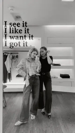 Twinning never looked this good. 🖤👖 Marla & Miriam zeigen unsere beliebte HATTIE Barrel Jeans von @agjeans - ein Denim-Favorit, der längst viele Kundinnen begeistert. 🤍✨ Die blaue Variante ist bereits ein echter REYER-Liebling - und pünktlich zur neuen Saison ist das ikonische Modell jetzt auch in Schwarz bei uns eingetroffen. 🖤🙌🏼

Ob klassisch in Blue Denim oder modern in Black - die HATTIE Barrel Jeans lässt sich vielseitig kombinieren und ist ein echtes Statement-Piece. 👖Sie ist ab sofort im Store in Hallein und in unserem Onlineshop erhältlich. 🛍️

Im REYER Members Club erfahren Sie übrigens immer als Erste*r von neuen Lieferungen, limitierten Styles und exklusiven Highlights. Schauen Sie unbedingt vorbei - der Link wartet in unserer Bio. ✨

#reyerlooks #agjeans #barreljeans #twinningiswinning #herbstmode